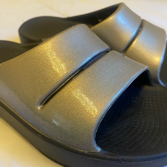 WORN ONCE - OOFOS OOahh Luxe Slide Sandal in Metallic Size Women’s 7 - Picture 2 of 5